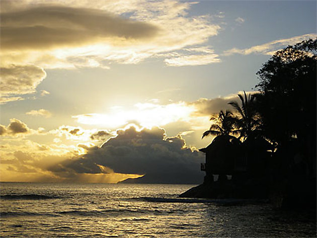 Couch De Soleil Sur Un Paradis Coucher De Soleil Seychelles