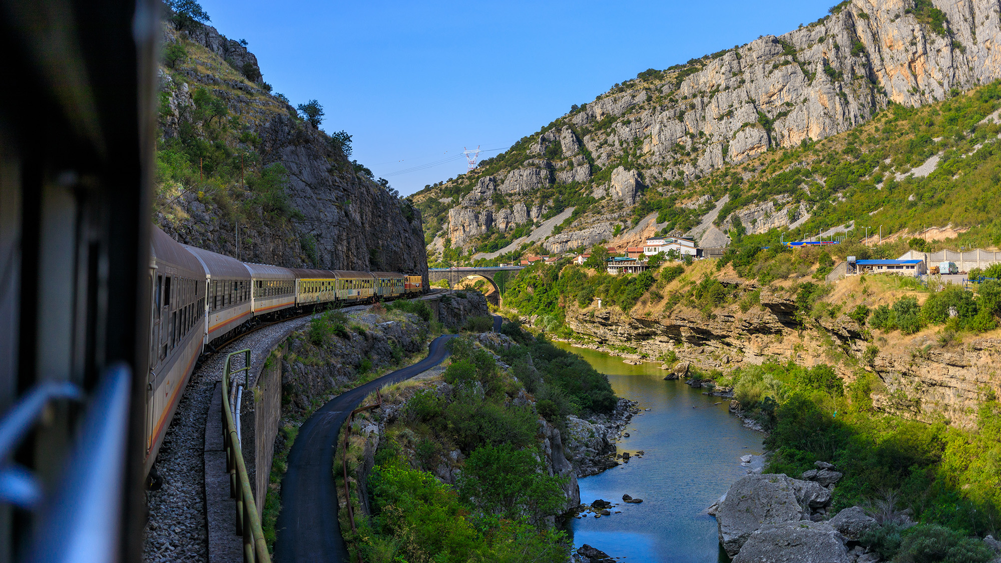Train dans les montagnes du Monténégro