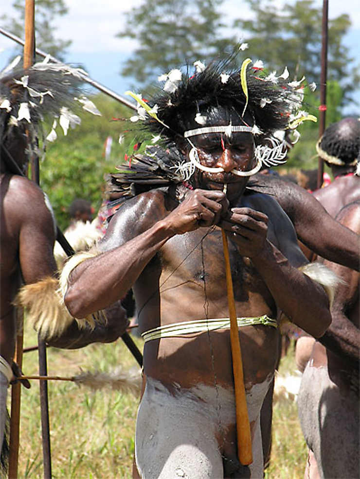 Guerrier Papou raccrochant son étui pénien Festival de Baliem