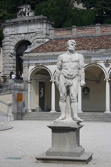 Statue sur la piazza della Liberta