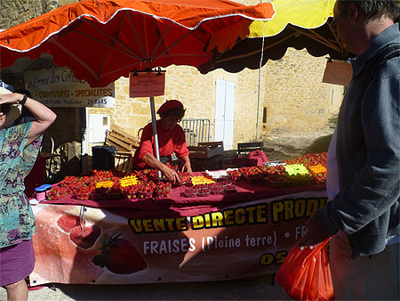 Jour de marché à St-Géniès, près de Sarlat Jour de marché à St-Géniès, près de Sarlat