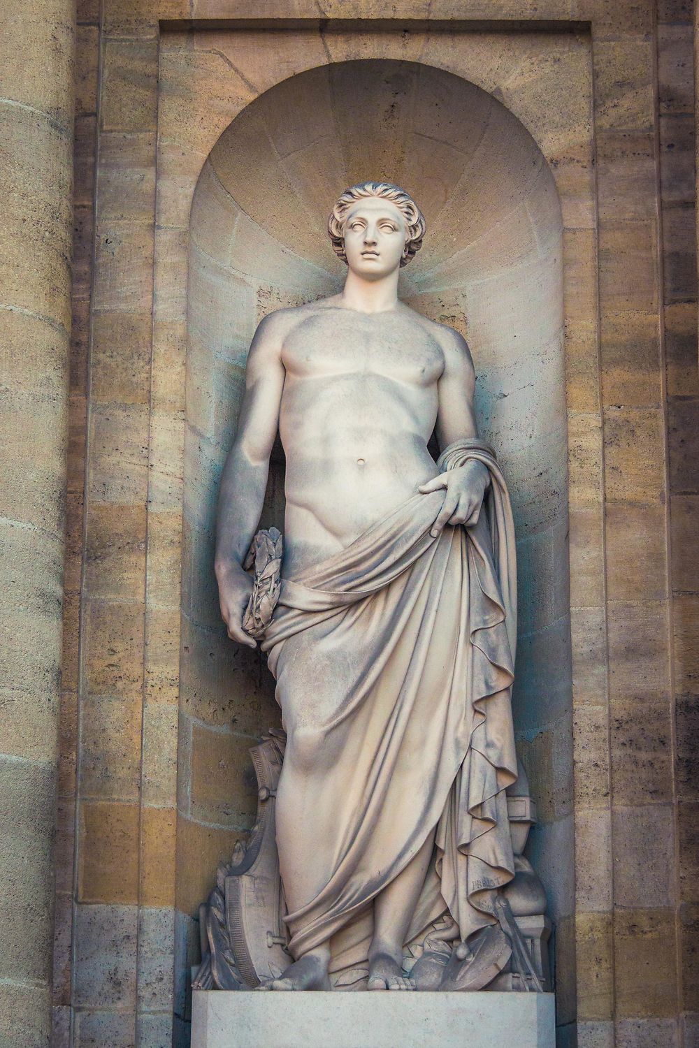 Statue à l'entrée de l'Hôtel de Ville