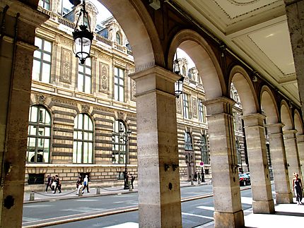 Rue de Rivoli et musée du Louvre