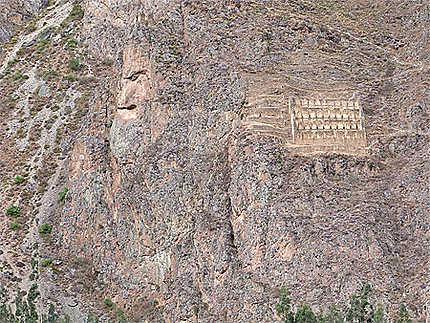 Visage et greniers sur la montagne face à la forteresse
