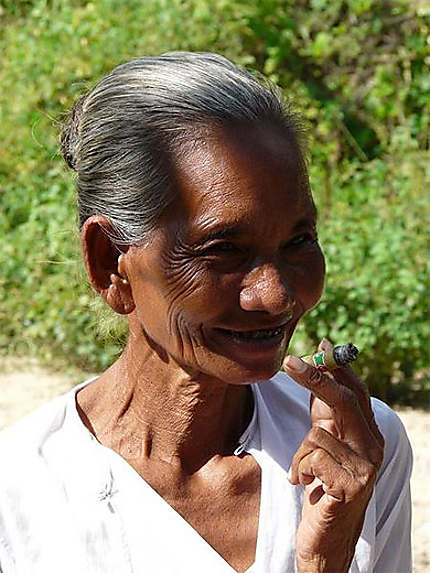 Femme birmane au cigare