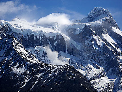 Une avalanche sur le Cerro Paine Grande