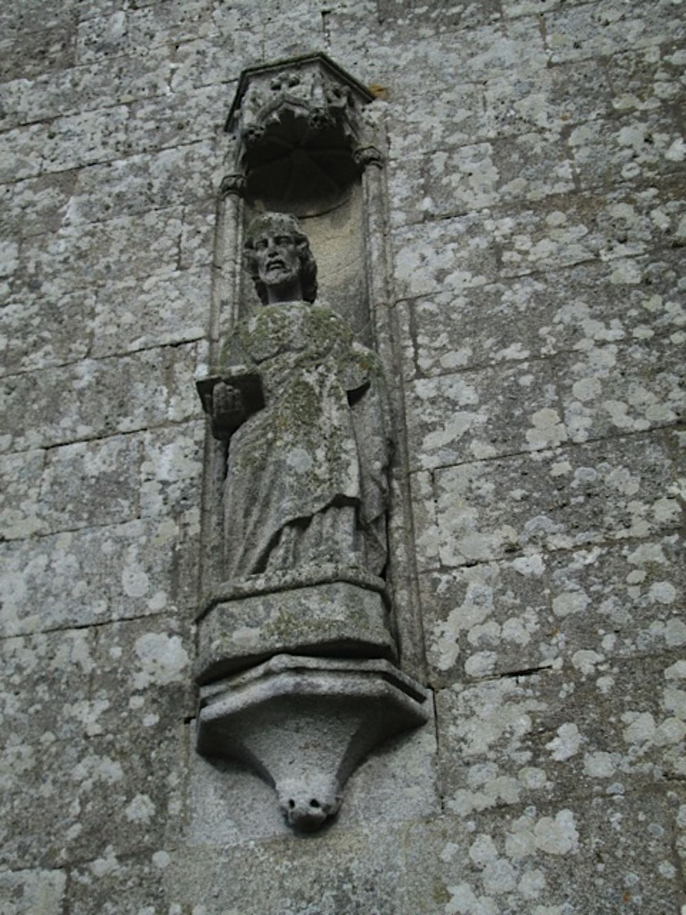 Statue à la Chapelle de Sainte-Anne-la-Palud