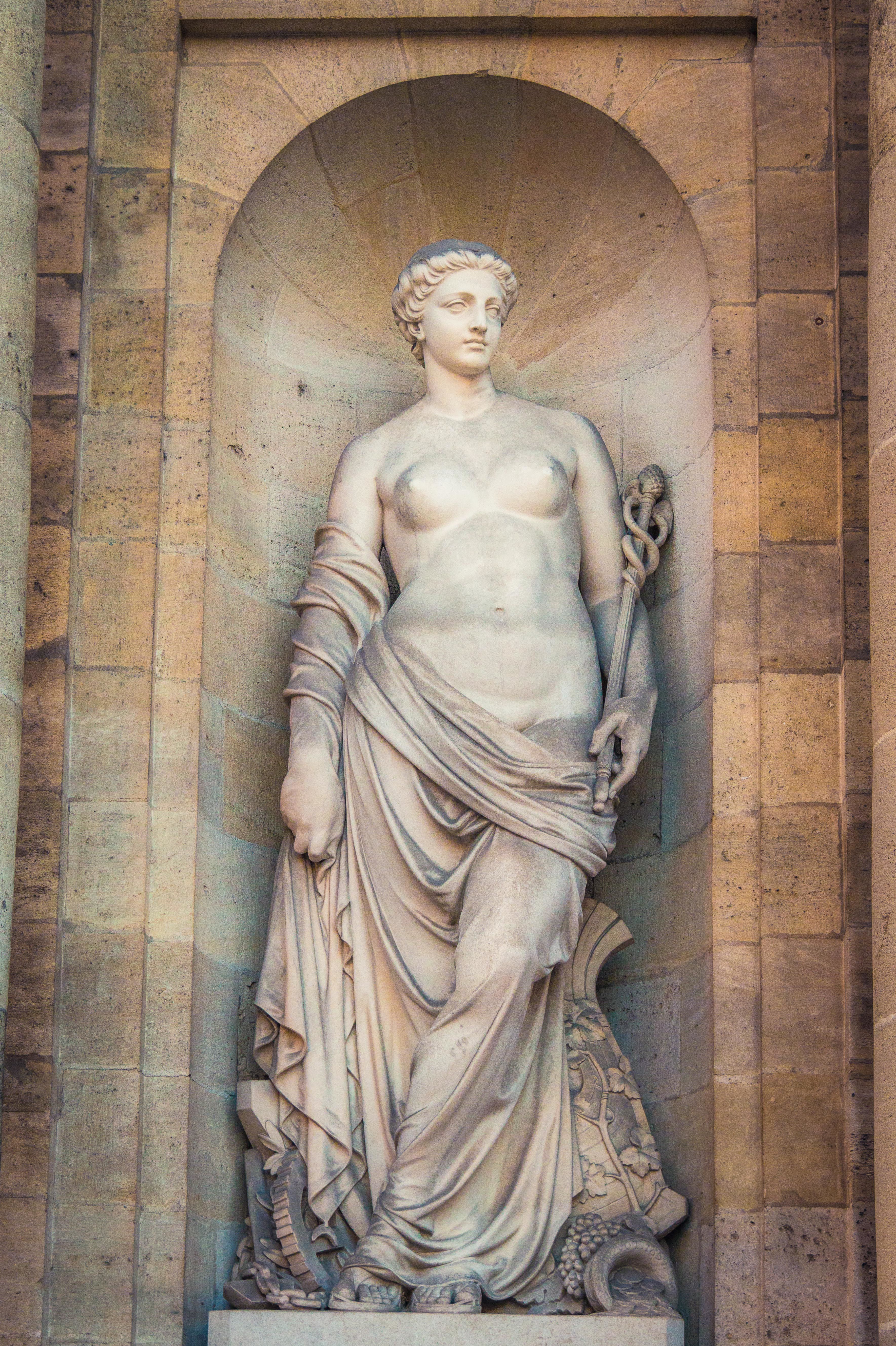 Statue à l'entrée de l'Hôtel de Ville