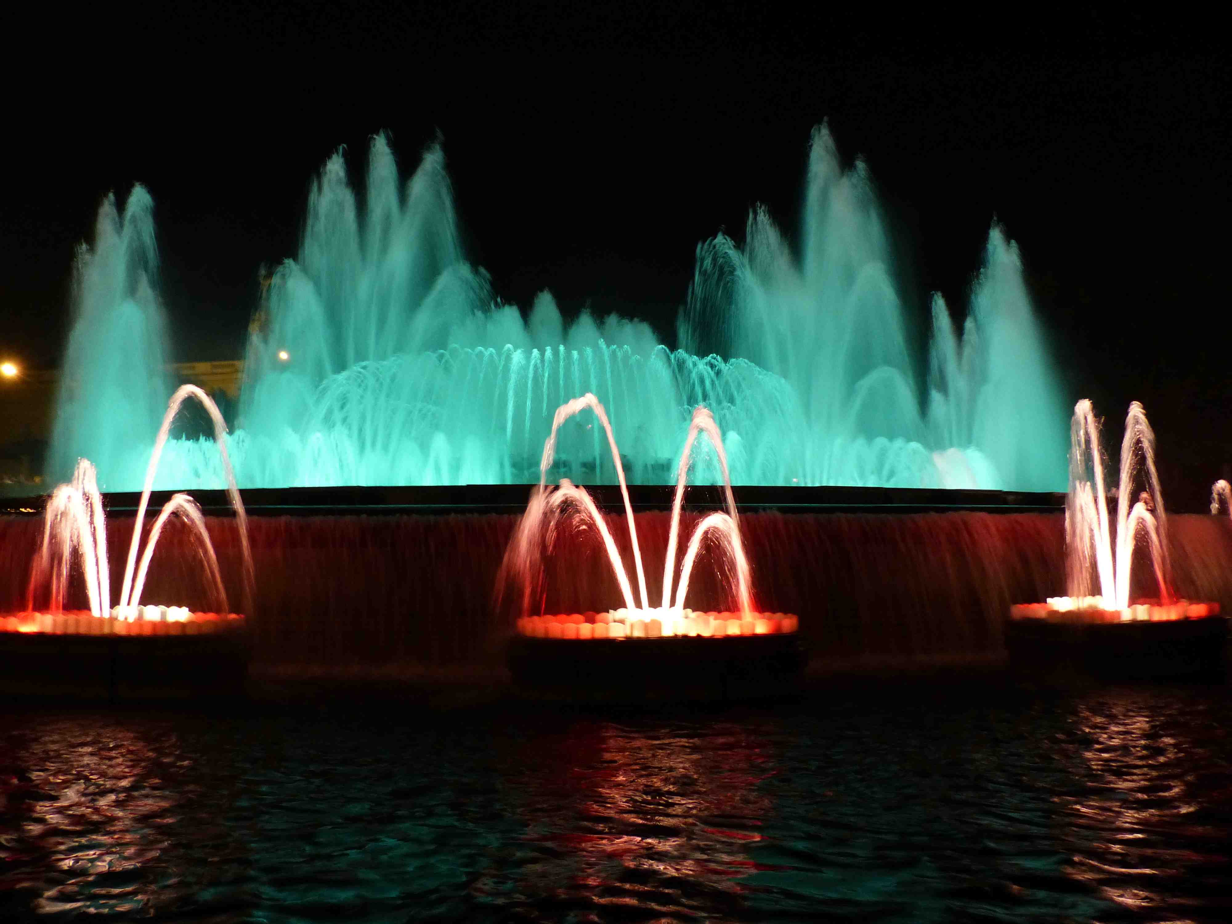 Fontaines De Montjuïc La Nuit : Nuit : Fontaine Magique De Montjuïc ...