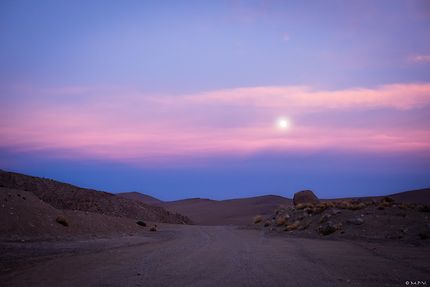 Coucher de lune sur le désert d'Atacame, Chili