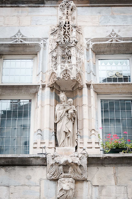 Besançon, Statue de la Vierge Marie et l'Enfant