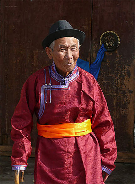 Homme mongol en habit traditionnel