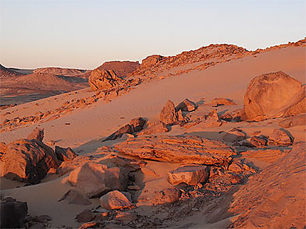 Lever du jour dans le désert nubien