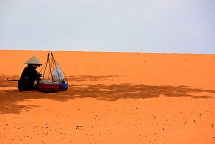 Vendeuse sur les dunes