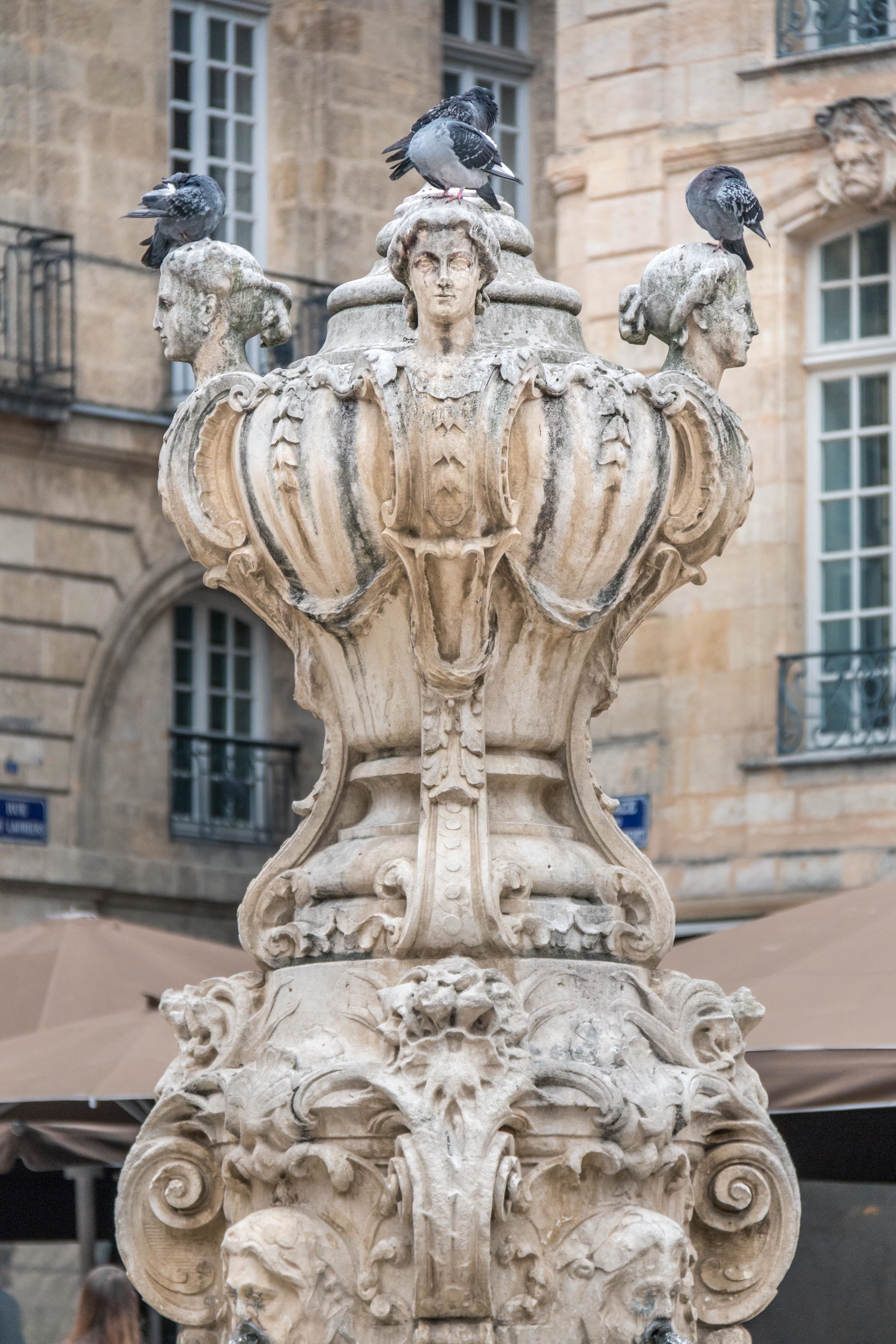 Bordeaux - La jolie fontaine et ses pigeons