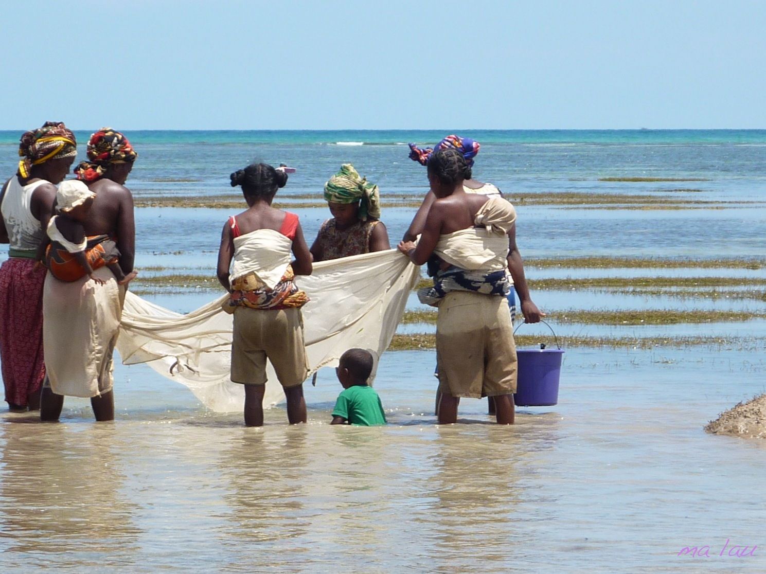 Femmes malgaches et leurs enfants à la pêche 