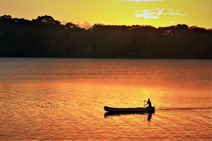 Coucher de soleil sur le fleuve San Juan, Nicaragua