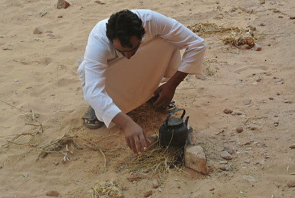 Préparation du thé dans le Wadi Rum