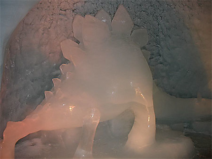 Un dinosaure dans la grotte de glace