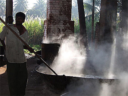 Fabrication de mélasse de canne à sucre au Karnataka