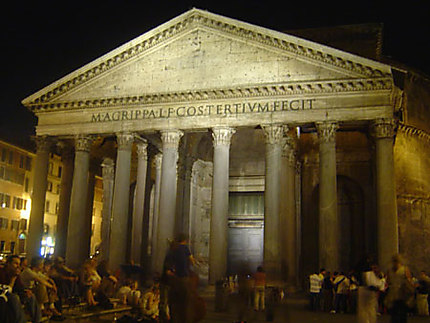 Le Panthéon de Rome vu de nuit avec l'ambiance romaine