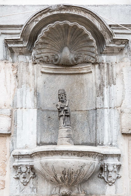 Besançon, Statuette dans une niche