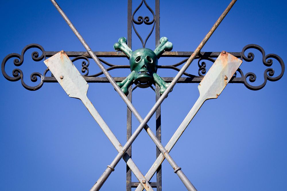 Cimetière de Loyasse - La croix des 33 jouteurs