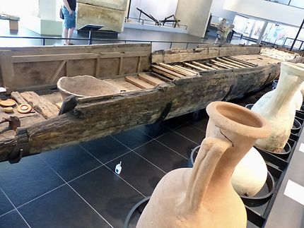 Vue de la barge sauvée des eaux Musée antique 