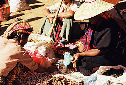 Le Marché aux épices Khaung Daing