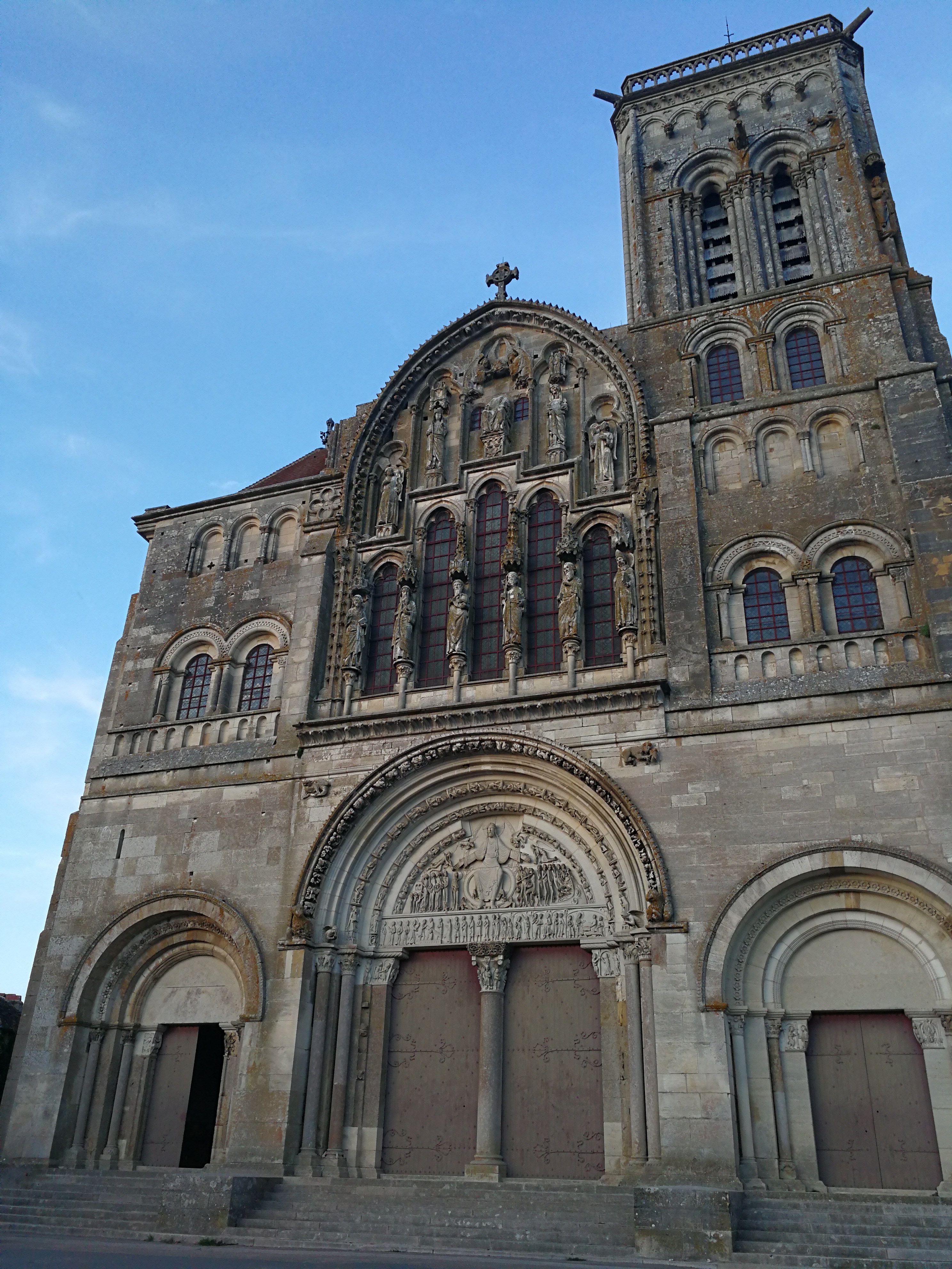 Le portail de la basilique de Vézelay Le portail de la basilique de Vézelay