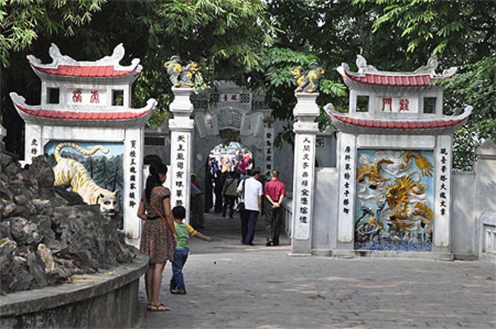 Le pont du Temple de la Montagne de Jade 