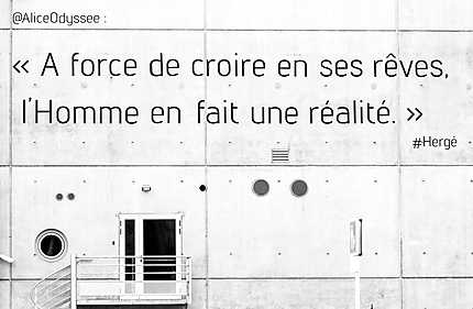Bordeaux - Citation d'Hergé :) sur une façade