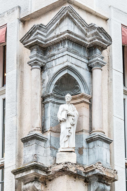Besançon, Statue de Saint-Pierre dans une niche