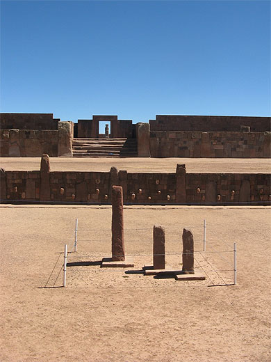 Tiwanaku - Entrée du temple de Kalasasaya Tiwanaku - Entrée du temple de Kalasasaya
