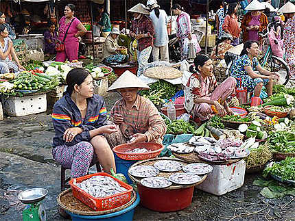 Scène de marché à Hué