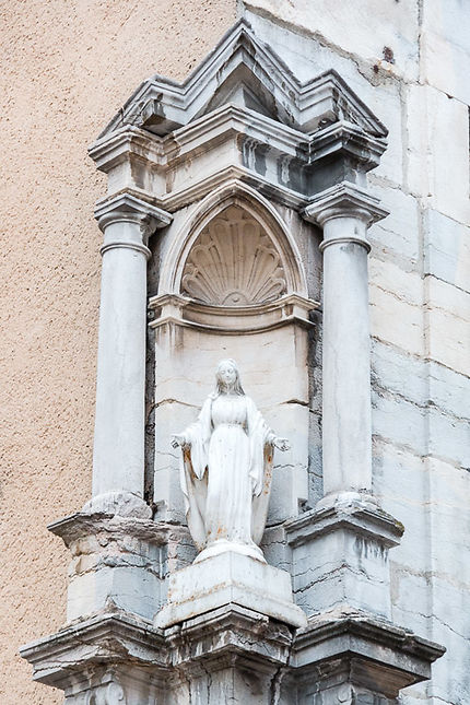 Besançon, Statue de La Vierge dans une niche