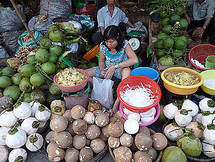 Vendeuse de noix de coco - Marché de Hué
