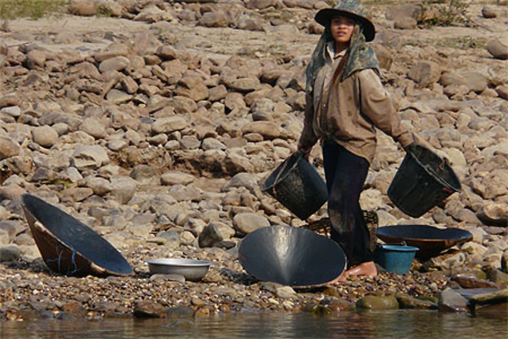 Chercheuse d'or du Mekong