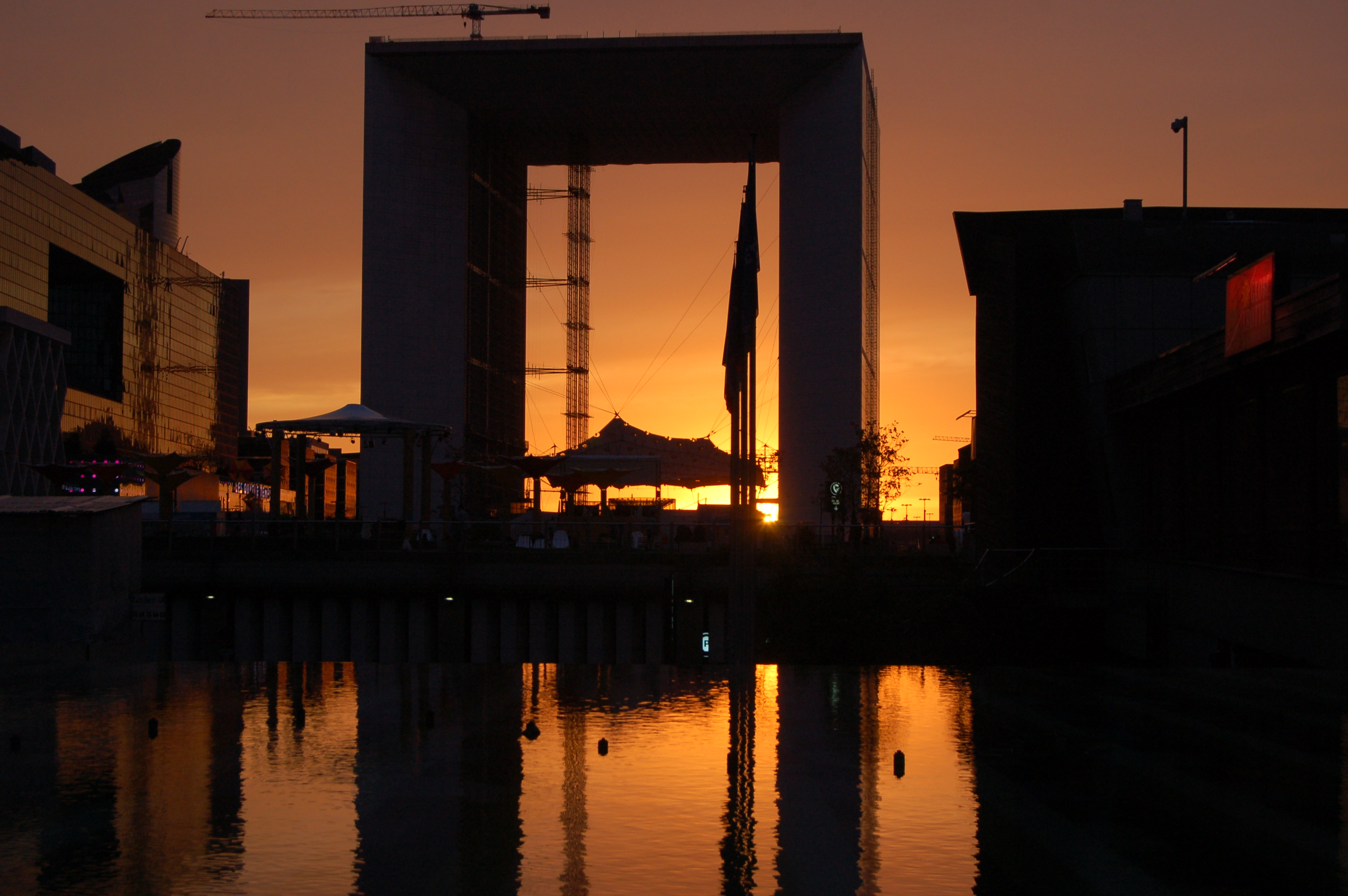 Coucher de soleil sous l'Arche de la Défense Coucher de soleil sous l'Arche de la Défense