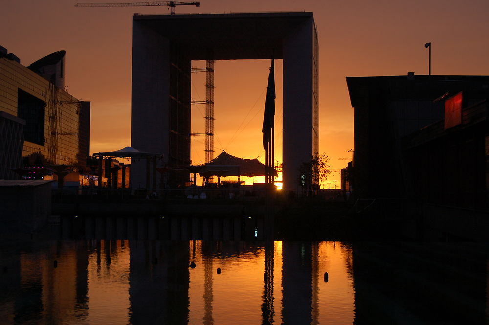 Coucher de soleil sous l'Arche de la Défense