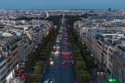 La nuit tombe sur les Champs-Elysées