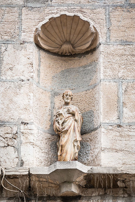 Besançon, Statuette dans une niche