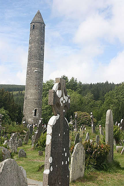 La tour ronde et le cimetière