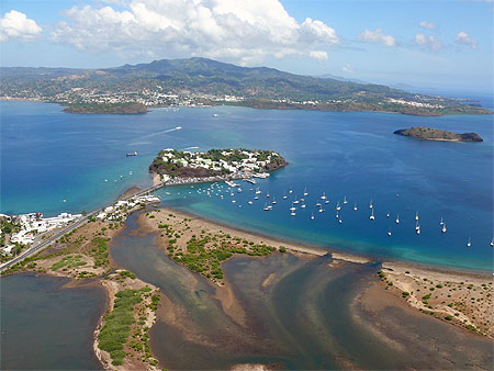 La baie de Dzaoudzi vue du ciel La baie de Dzaoudzi vue du ciel