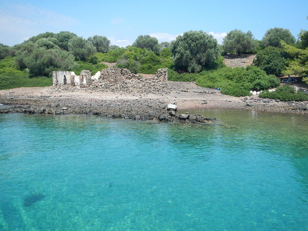 Restes d'un ancien village sur Monolia