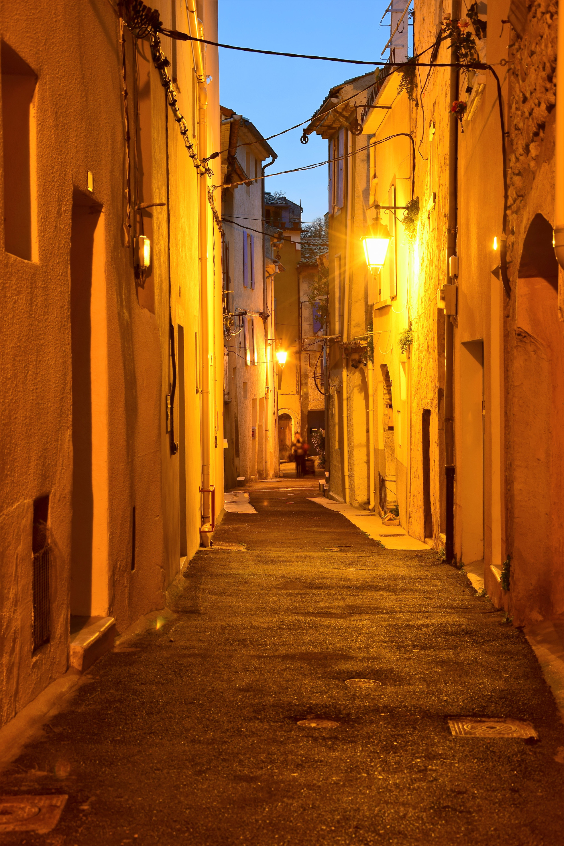 Le soir dans les ruelles de Nyons Le soir dans les ruelles de Nyons