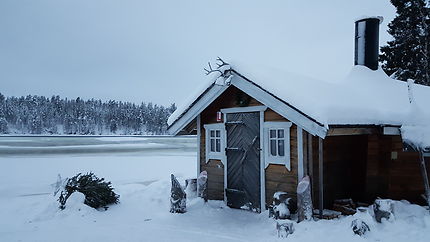 Cabane endormie au bord d'un lac gelé