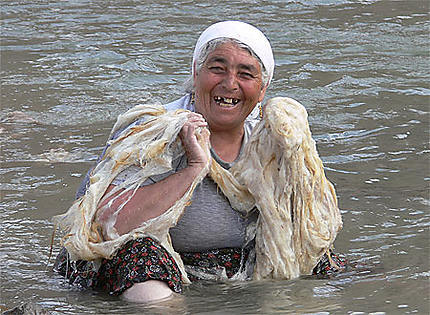 Femme kurde lavant la laine