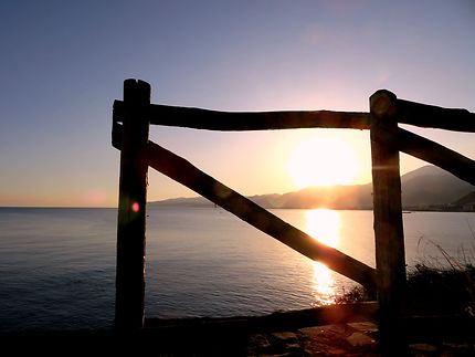 Chemin en bordure de mer 