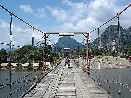 Pont sur le fleuve Nam Song